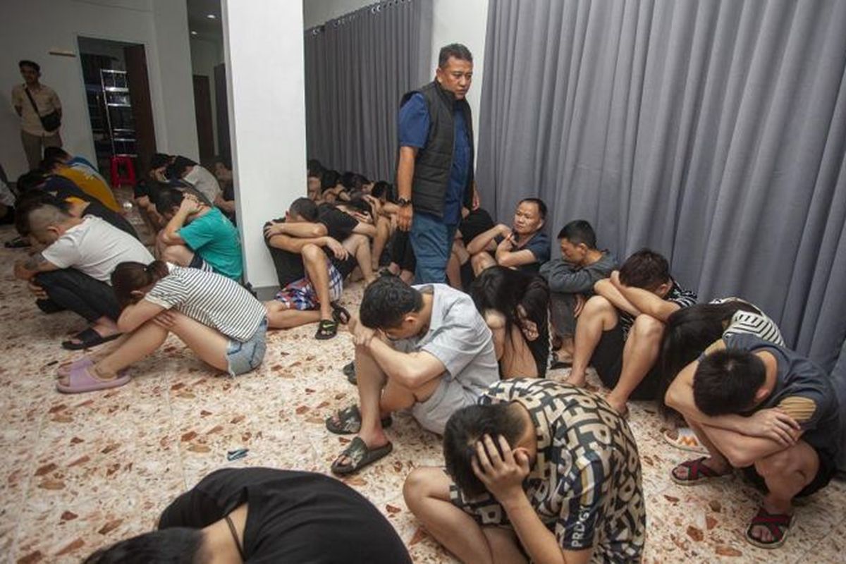 Polisi menangkap puluhan warga negara asing asal China saat penggerebekan di dalam kawasan Cammo Industrial Park, Batam, Kepulauan Riau, Selasa (29/8). Mereka merupakan tersangka sindikat jaringan internasional server judi online, scamming dan pemerasan melalui sosial media.