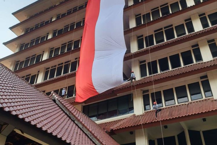 Kain merah putih raksasa membentang di Gedung Rektorat Universitas Indonesia, Depok, Jawa Barat. Pemasangan kain merah putih tersebut dilakukan oleh delapan anggota Unit Kegiatan Mahasiswa (UKM) Mapala UI.