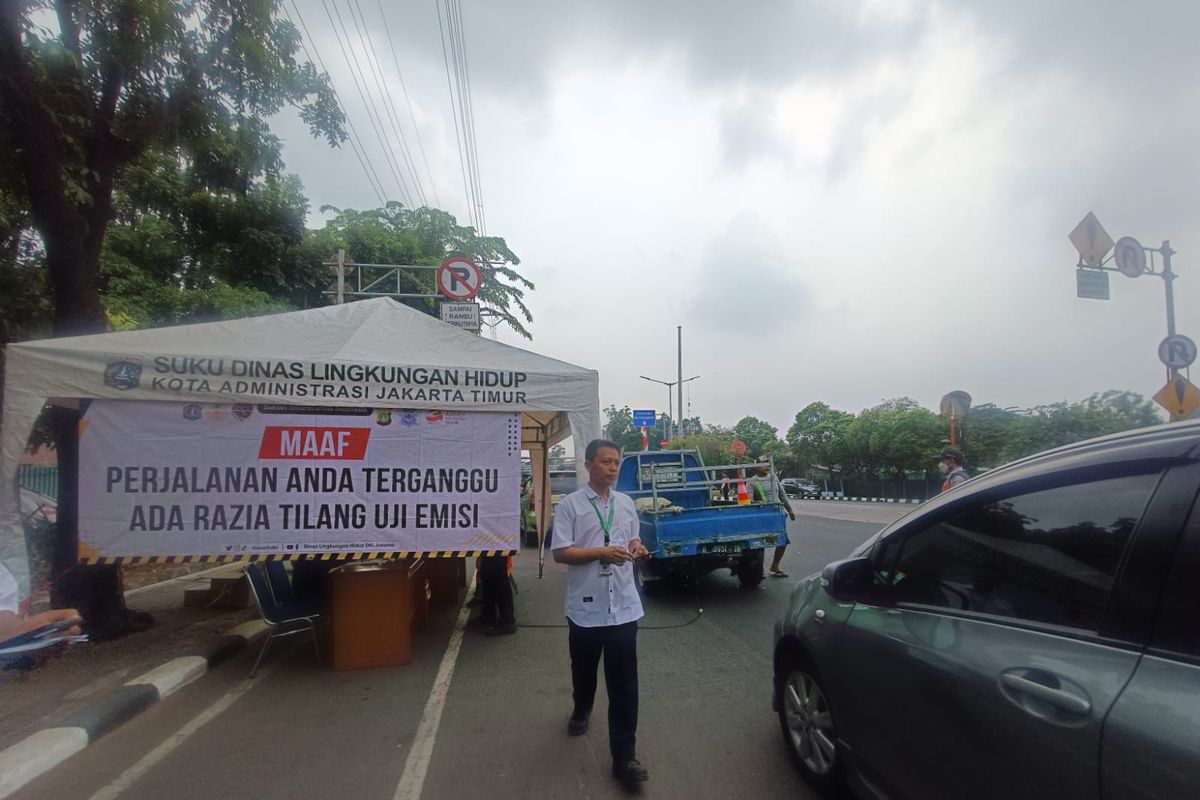 Razia uji emisi di Jalan Pemuda, Pulogadung, Jakarta Timur, Rabu (1/11/2023) pagi. Guna menghindari tilang, pengendara dapat memanfaatkan uji emisi gratis di 45 bengkel Astra di Jakarta.