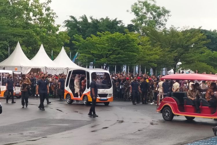 Presiden Joko Widodo (dalam mobil wisata) saat tiba di Stadion Manahan Solo, Jawa Tengah, untuk menghadiri pembukaan Muktamar Muhammadiyah, Sabtu (19/11/2022).
