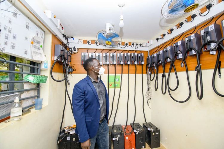 Uganda berencana memberikan sepeda motor listrik gratis ke warganya sebagai upaya untuk mempercepat proses elektrifikasi.