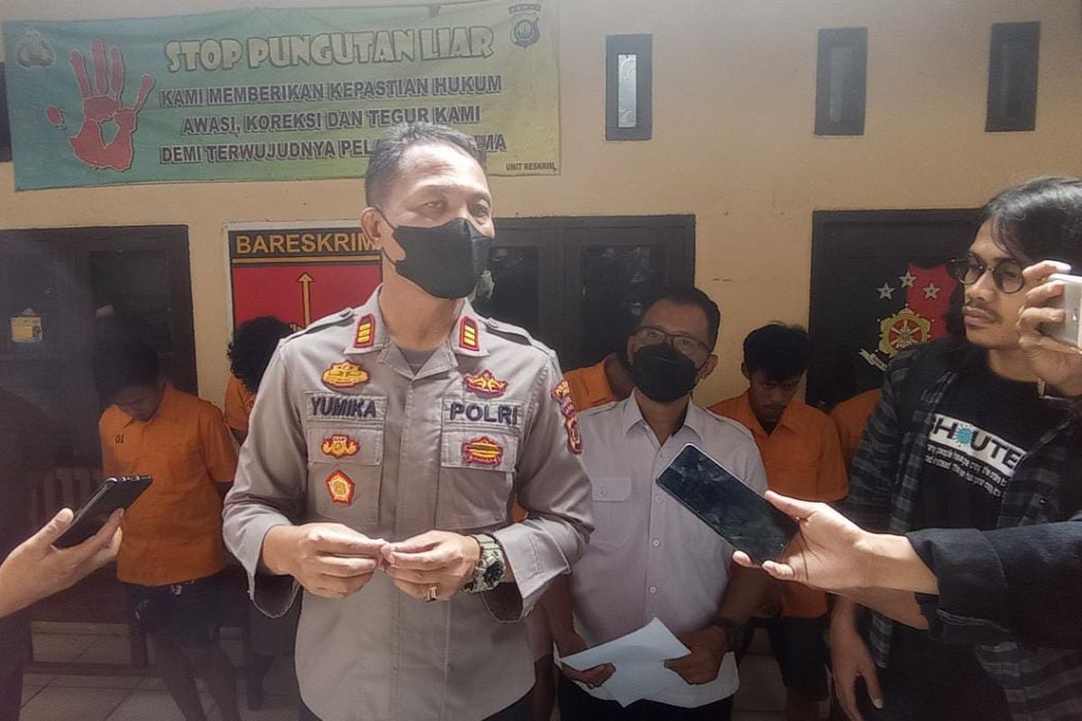 Kapolsek Telanaipura Kota Jambi AKP Yumika saat menjelaskan kronologi pencurian paket di sebuah gudang perusahaan ekspedisi, pada Rabu (24/5/2022). 