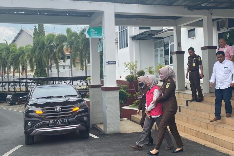 Direktur PT KNT Indah Irwanti ditahan Kejaksaan Tinggi Lampung. Tersangka diduga melakukan korupsi sebesar Rp 5 miliar.