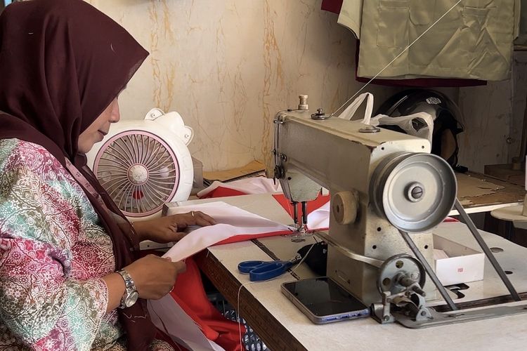 Penjahit di Pontianak Bangga, Garap 1.000 Bendera yang Akan Berkibar di Batas RI-Malaysia