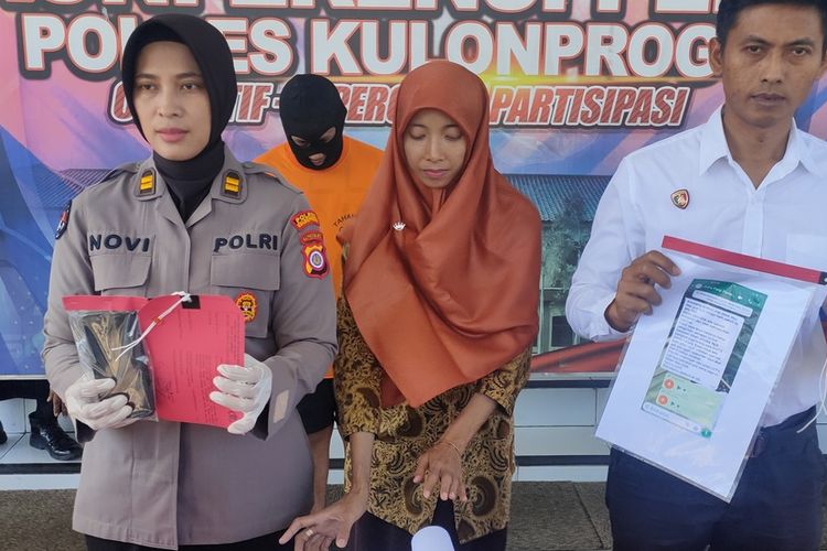 EPPP (31) dalam baju orange, ditangkap polisi karena diduga aniaya pelajar di Kabupaten Kulon Progo, Daerah Istimewa Yogyakarta.