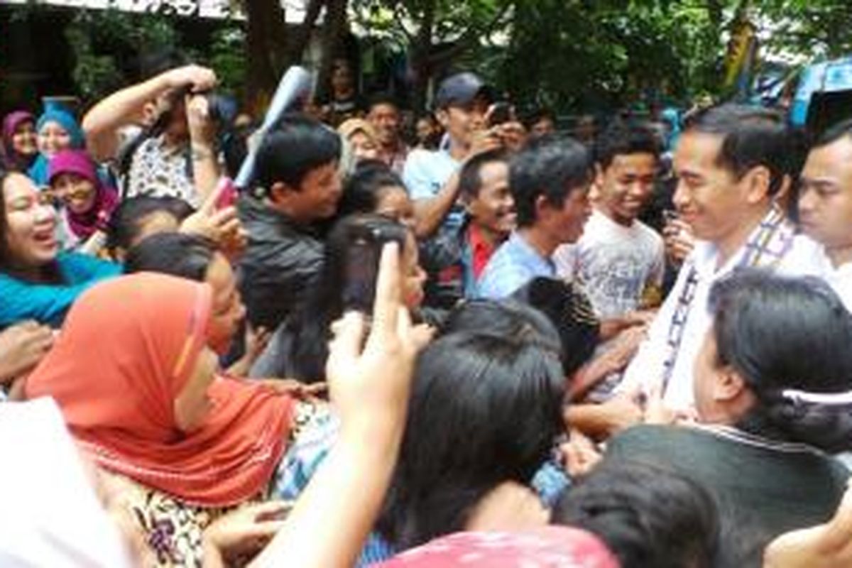 Gubernur DKI Jakarta Joko Widodo disambut puluhan warga rusun di Cilincing, Jakarta Utara, saat ia mengunjungi rusun itu, Jumat (7/2/2014).
