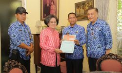 Dapat Pembebasan PBB Rumah Ayahnya, Putri Sulung Mohammad Hatta Ini Terharu