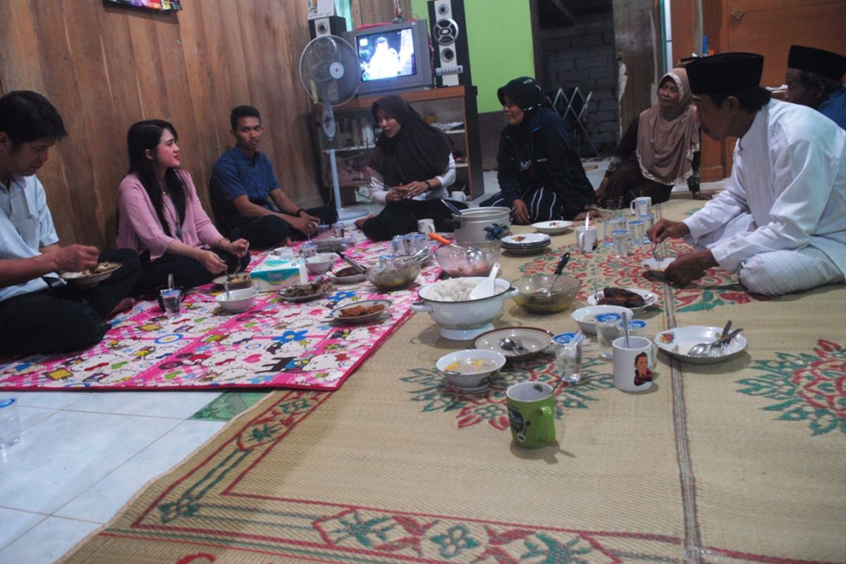 Suasana Buka Bersama Aries Susanti Rahayu (23) di rumah orangtuanya di Desa Taruman, Kecamatan Klambu, Kabupaten Grobogan, Jawa Tengah, Minggu (20/5/2018) malam.