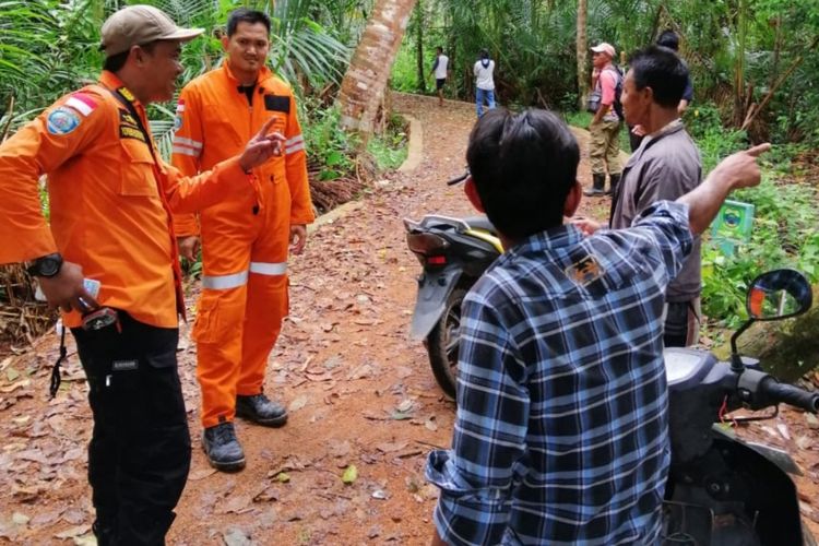 Tim Pos SAR Lingga bersama masyarakat melakukan pencarian Yuli (38), warga Desa Pengambil Kabupaten Lingga, Kepulauan Riau (Kepri) yang dilaporkan hilang oleh Kepala Desanya Malisi.