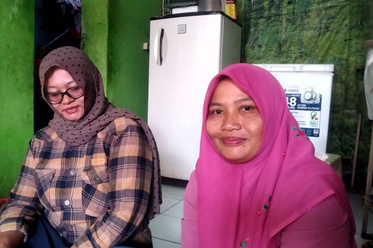 Didin Andriani (berkerudung merah) dan Komsarun, dua dari sekelompok aktivis kemanusiaan, menemui Kompas.com di warung makan gratis di Jalan Anjasmoro Nomor 33, Kota Blitar, yang mereka jalankan sejak 2,5 tahun lalu, Jumat (8/9/2023)