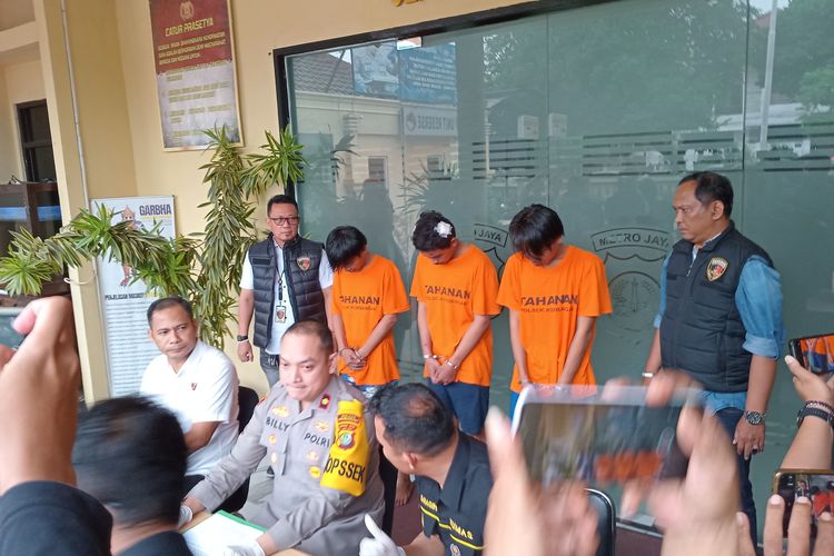 Para remaja pelaku pembacokan polisi telah diamankan dan diperlihatkan saat jumpa pers di Polsek Kembangan, Jakarta Barat, Senin (3/6/2024).