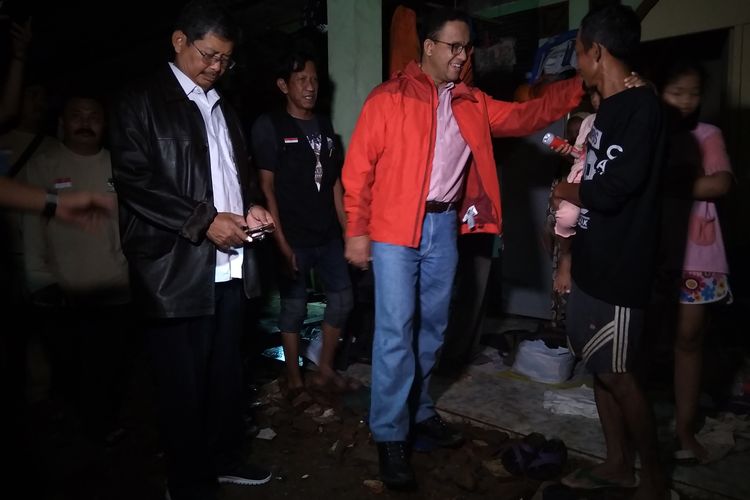 Gubernur Anies Baswedan saat bercengkrama dengan pengungsi banjir di Kemang Utara, Rabu (1/1/2019).