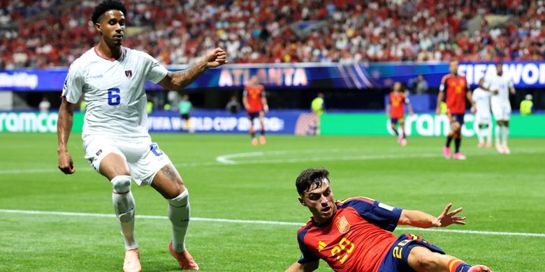 Pedri dari timnas Spanyol mengontrol bola di bawah tekanan dari Kevin Pina dari timnas Tanjung Verde pada laga Grup H Piala Dunia FIFA 2026 antara Spanyol dan Cabo Verde di Stadion Atlanta pada 15 Juni 2026 di Atlanta, Georgia.