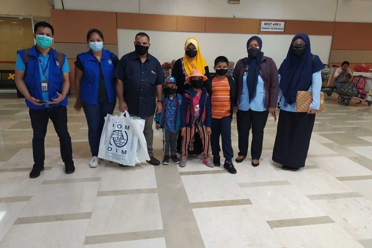 Mohammad Islam Nur Alam, his wife and their three children pose a photo with officers from the Makassar Detention Center before departing Sultan Hasanuddin International Airport on Tuesday, August 18, 2020. The Rohingya family, who fled Myanmar during riots in 1994, has received US citizenship after temporarily living in Makasar, South Sulawesi.