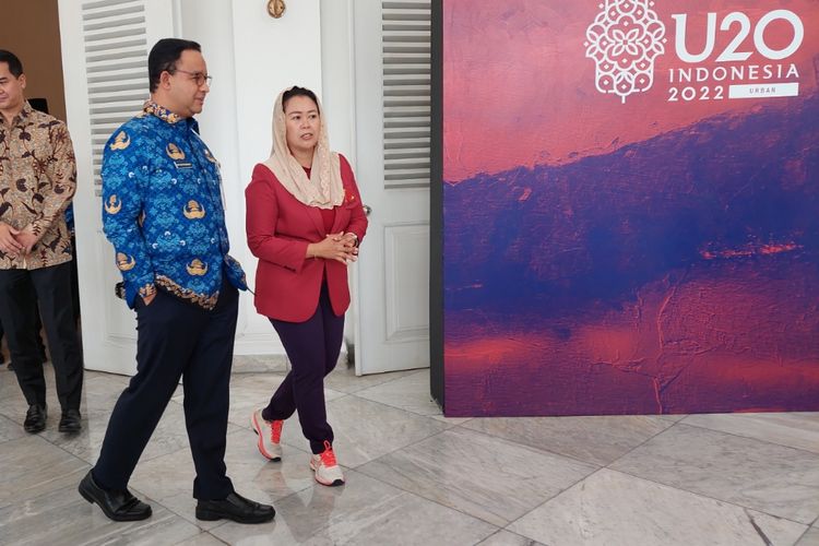 Gubernur DKI Jakarta Anies Baswedan bersama putri Presiden ke-4 Abdurrahman Wahid, Yenny Wahid, di Balai Kota DKI Jakarta, Jakarta Pusat, pada Senin (19/9/2022) siang.