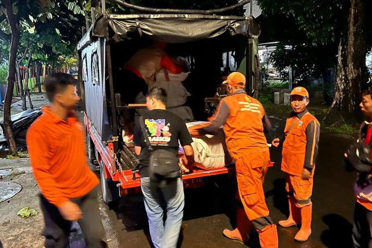 Proses distribusi bantuan bagi penyintas kebakaran Manggarai, Jakarta Selatan, Sabtu (17/12/2022) malam. 