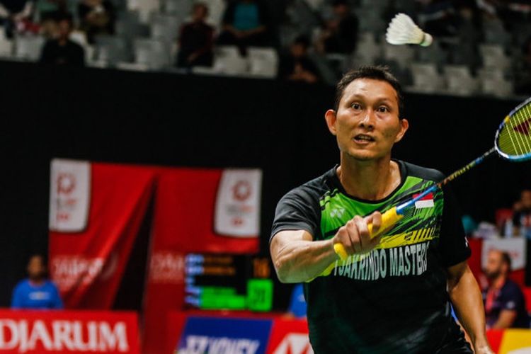 Pebulu tangkis tunggal putra Indonesia, Sony Dwi Kuncoro, mengembalikan shuttlecock yang dilepas lawannya, Ng Ka Long Angus (Hong Kong), pada laga babak kesatu turnamen Indonesia Masters 2018.
