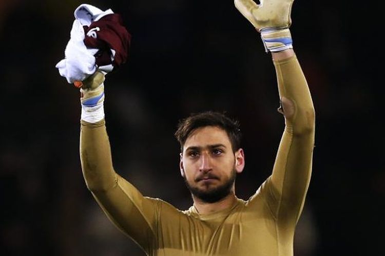 Penjaga gawang AC Milan, Gianluigi Donnarumma, melambaikan tangan kepada para suporter setelah laga Serie A kontra Torino, di Stadion Olimpico Turin, 16 Januari 2017.