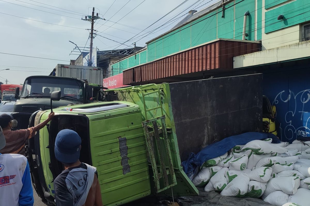 Truk muatan kedelai terguling akibat ditabrak truk dari belakang di pertigaan toko Tape Ketan, Muntilan, Magelang, Kamis (5/2/2026).