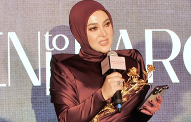 Syahrini saat menerima penghargaan 