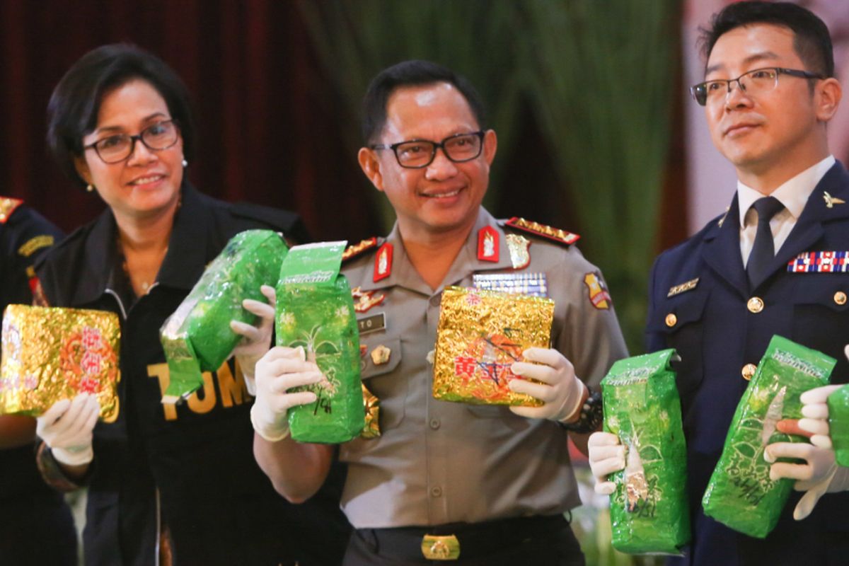 Menteri Keuangan Sri Mulyani(kiri) , Kepala Polisi Republik Indonesia Jenderal Tito Karnavian (tengah) dan perwakilan kepolisian Taiwan saat rilis terkait kasus tangkapan penyelundupan narkoba di Polda Metro Jaya, Jakarta, Kamis (20/7/2017). Seberat 1 ton narkoba jenis sabu asal China telah digagalkan Tim Gabungan Satuan Tugas Merah Putih yang terdiri dari petugasDirektorat Narkoba Polda Metro Jaya dan Polresta Depok pada Kamis minggu lalu di Anyer Serang, Banten.