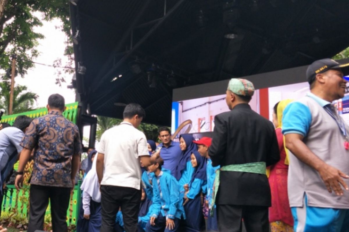 Wakil gubernur DKI Jakarta Sandiaga Uno saat melayani permintaan foto warga di Ancol, Jakarta Utara, Jumat (1/12/2017).