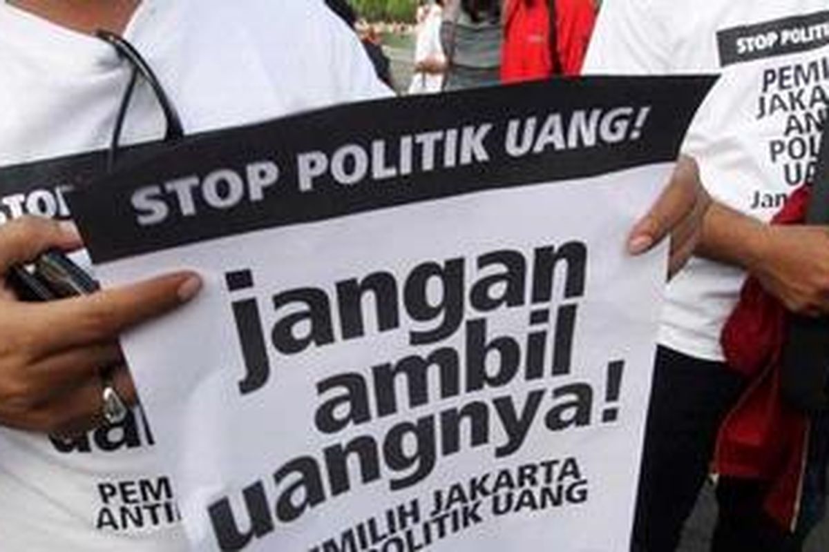 Kelompok gabungan dari Panwaslu dan lembaga swadaya masyarakat, menyatakan menolak prkatik politik uang dalam pelaksanaan Pemilukada DKI Jakarta, pada aksi di Bundaran Hotel Indonesia, Jakarta, Minggu (24/6/2012). Baik memberi atau menerima uang dalam pelaksanaan kampanye pemilukada dianggap sebagai praktik korupsi. 