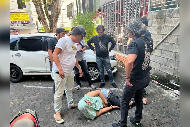 Boby Donal Runtukahu (berbaring) yang merupakan pelaku spesialis perampokan toko ditangkap di lokasi persembunyiannya di salah satu hotel yang terletak di Jalan Sam Ratulangi, Kelurahan Titiwungan Utara, Kecamatan Sario, Kota Manado, Sulawesi Utara (Sulut), pada Minggu (24/9/2023).