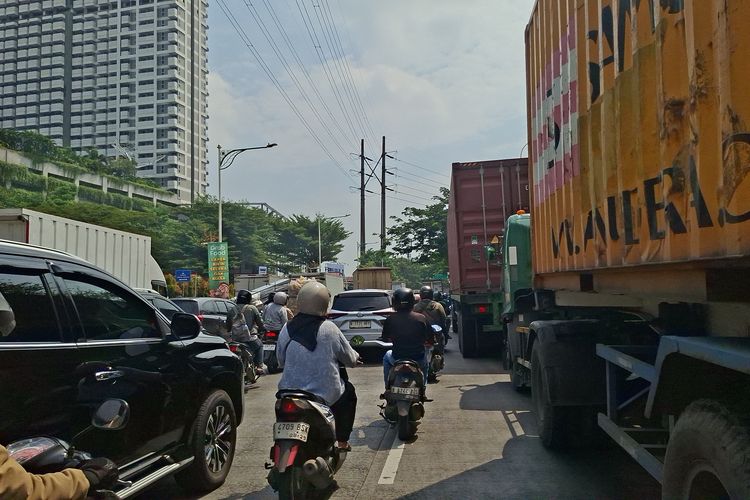 Macet di Cengkareng Jakbar Imbas As Roda Truk Patah, Mobil Hanya Maju 1 Km dalam Sejam