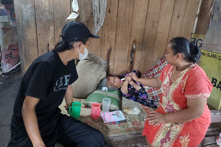 Relawan SERI Kabupaten Semarang Ardian dan warga Dusun Ngelo merawat Ngatini