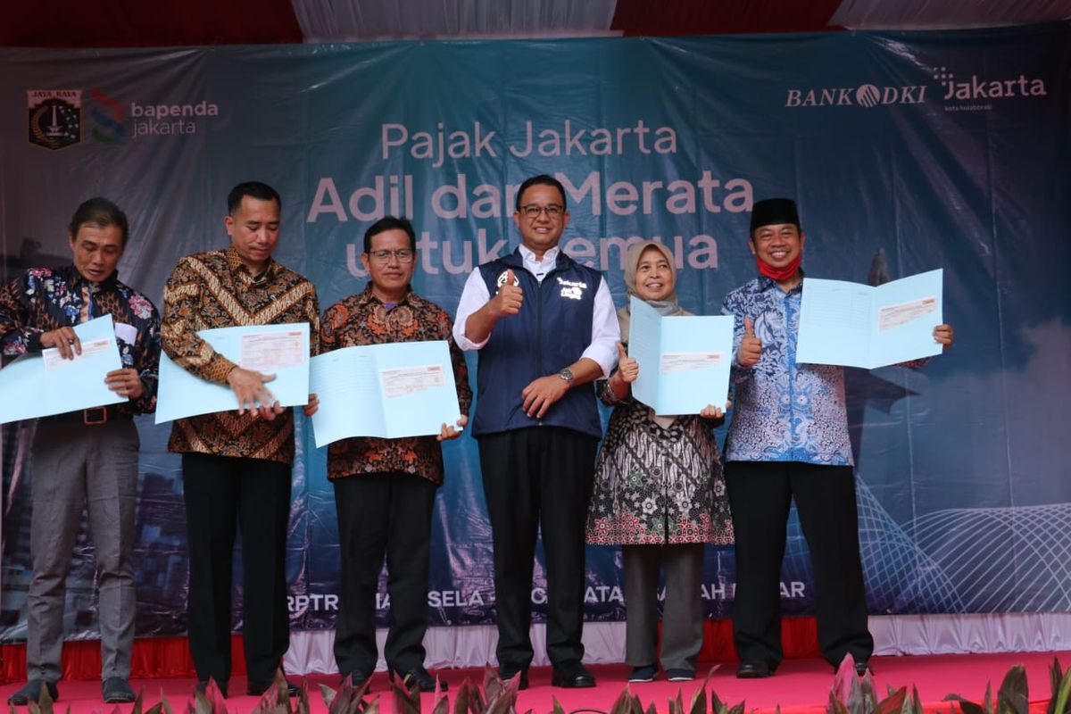  Pemprov DKI menggelar kegiatan Pajak Jakarta, Adil dan Merata Untuk Semua di RPTRA Madusela, Sawah Besar, Jakarta Pusat pada Rabu (17/8). Dalam hal ini, Gubernur DKI Jakarta, Anies Baswedan secara simbolis memberikan Surat Pemberitahuan Pajak Terutang Elektronik (e-SPPT) PBB-P2 tahun 2022, kepada 25 wajib pajak perwakilan dari masing-masing Kota Administratif di DKI Jakarta.