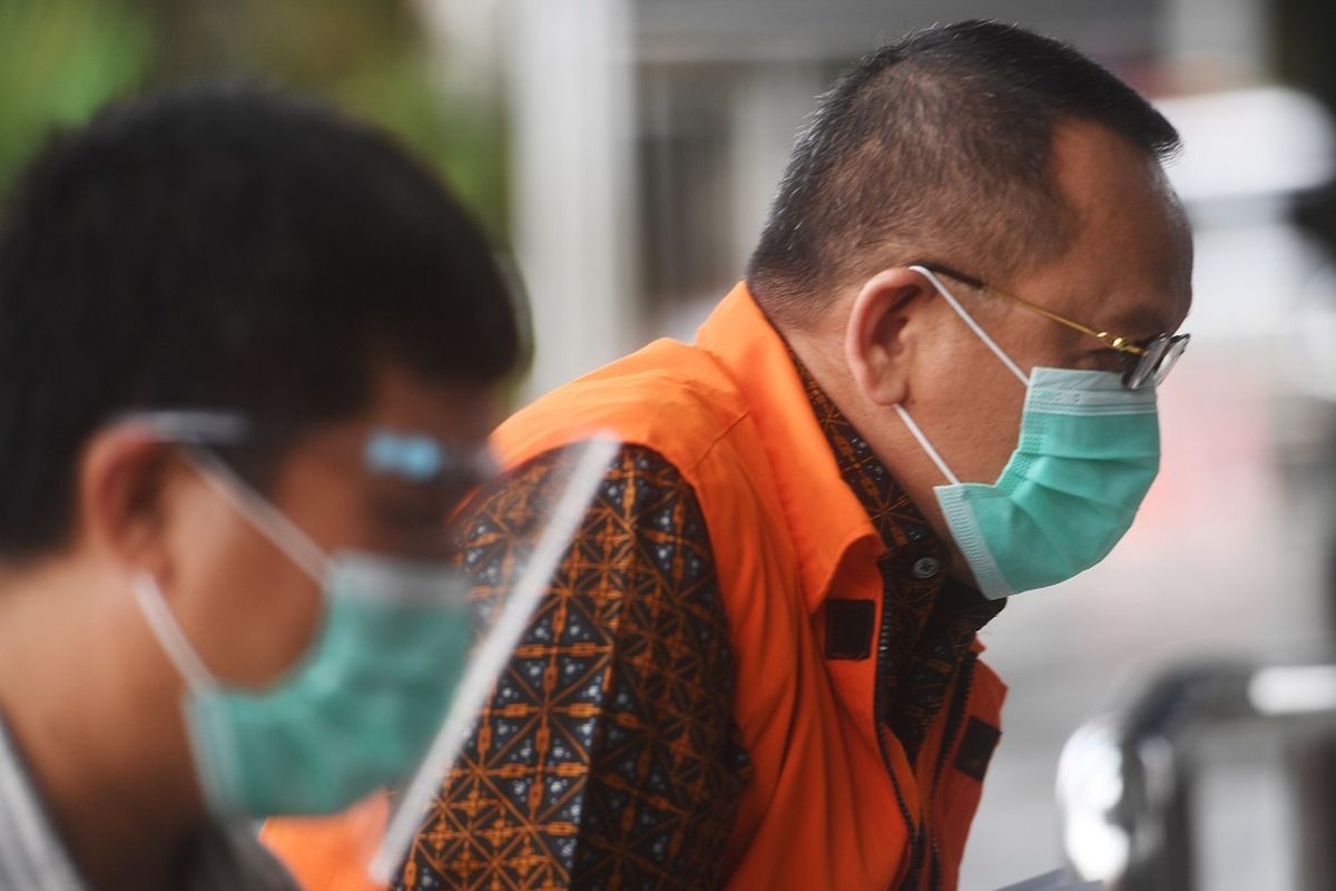 Tersangka kasus suap dan gratifikasi terkait penanganan perkara di MA Nurhadi (kanan) tiba untuk menjalani pemeriksaan di gedung KPK, Jakarta, Senin (8/2/2021). ANTARA FOTO/Akbar Nugroho Gumay/foc.