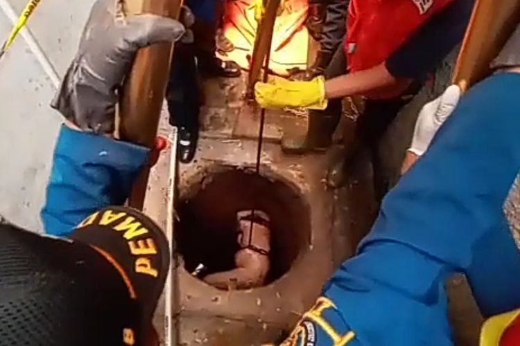 Seorang guru ngaji berinisial AM (28) dievakuasi tim rescue Damkar dan Polsek Cibinong dari dalam sumur rumah korban di Lingkungan 2 Citatah Dalam, Kelurahan Ciriung RT05/04, Kecamatan Cibinong, Kabupaten Bogor, Jawa Barat pada Selasa (3/11/2020) pukul 07.00 WIB.