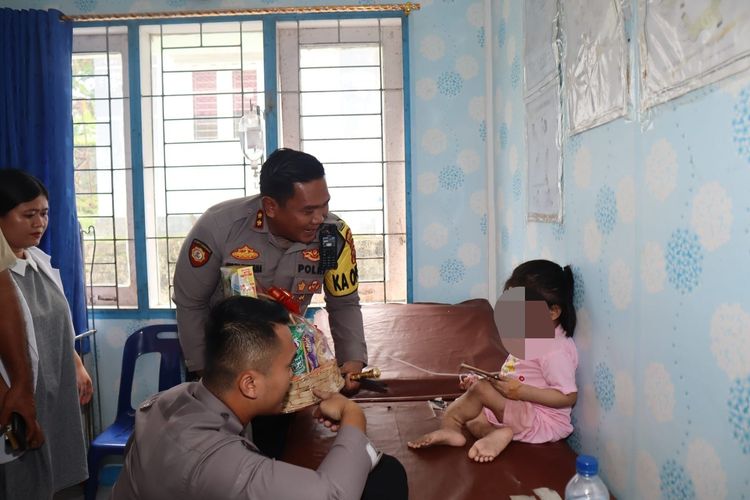 Kapolres Nisel, AKBP Ferry Mulyana saat melihat kondisi bocah 10 tahun yang viral diduga dianiaya keluarganya di Nias, Senin (27/1/2025)