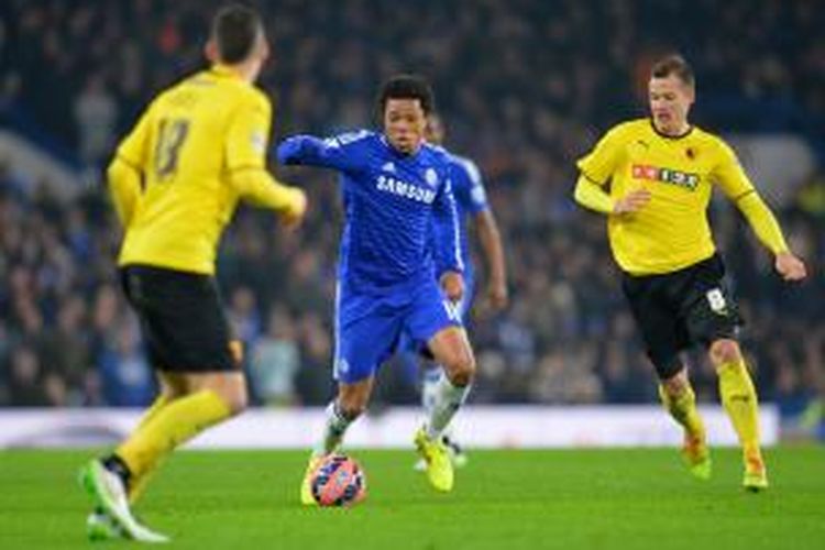 Striker Chelsea, Loic Remy, saat berusaha melewati penjagaan pemain Watford pada putaran ketiga Piala FA di Stadion Stamford Bridge, Minggu (4/1/2015). 
