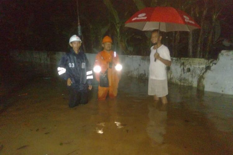 Banjir menggenangi Perumahan KPP Bersole, Karangpucung, Purwokerto, Kabupaten Banyumas, Jawa Tengah, Kamis (30/1/2020) malam.