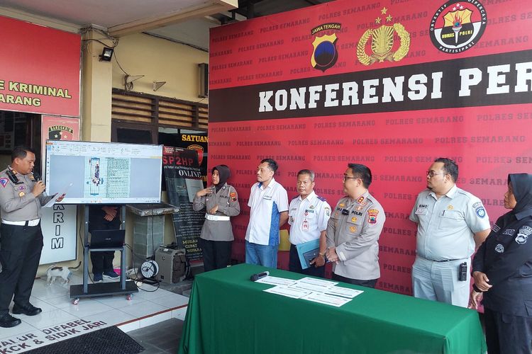 Kasat Lantas Polres Semarang AKP Dwi Himawan Chandra memaparkan kronologis kecelakaan di Bawen.