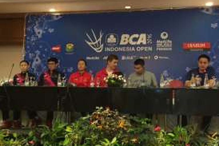 Manajer Tim Indonesia Ricky Soebagja (kanan) berbicara kepada media dalam konferensi pers jelang BCA Indonesia Open Superseriers Premier di Hotel Sultan, Jakarta, Minggu (29/5/2016).