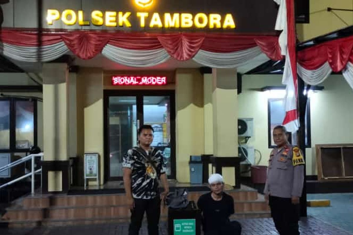 Pelaku pencurian kotak amal di masjid kawasan Tambora, Jakarta Barat ditahan usai melancarkan aksinya pada Rabu (26/7/2023). 