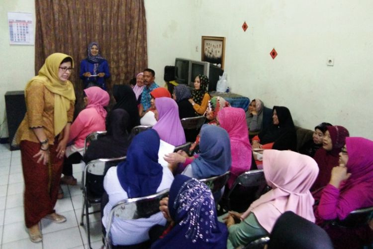 Calon wali kota Bandung Nurul Arifin berada di rumah seorang warga Gang Bapak Suhaya RW 05 Kelurahan Nyengseret, Kecamatan Astana Anyar, Kota Bandung, dalam rangkaian agenda kampanye Pilkada Kota Bandung 2018, Rabu (21/2/2018).