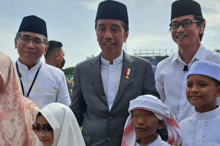 Yasmin berfoto dengan Jokowi di puncak acara seabad NU, Selasa  (7/2/2023). (Dokumentasi keluarga)