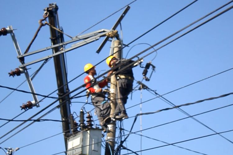 Angin kencang membuat listrik padam 266 rumah di Pinrang padam.