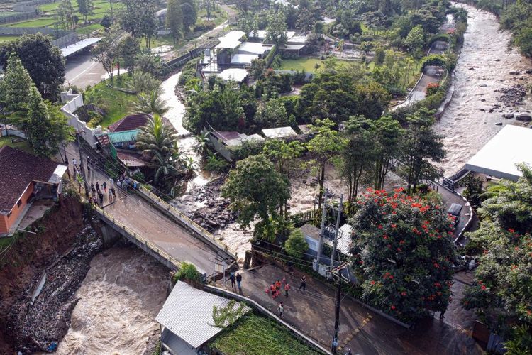 Foto udara kondisi jembatan Ciliwung yang putus akibat meluapnya sungai Ciliwung di Desa Jogjogan, Cisarua, Kabupaten Bogor, Jawa Barat, Senin (3/3/2025). Hujan lebat yang mengguyur wilayah tersebut menyebabkan air sungai meluap dan mengakibatkan jembatan penghubung Desa Jogjogan dan Desa Leuwimalang Kecamatan Cisarua, yang biasa digunakan warga untuk beraktivitas warga, putus tidak bisa dilewati. ANTARA FOTO/Yulius Satria Wijaya/YU