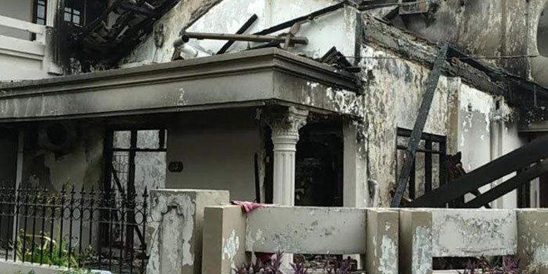 Kebakaran rumah di Jalan Taman Indah, Kecamatan Taman, Kabupaten Sidoarjo, Selasa (21/9/2021) dini hari.

