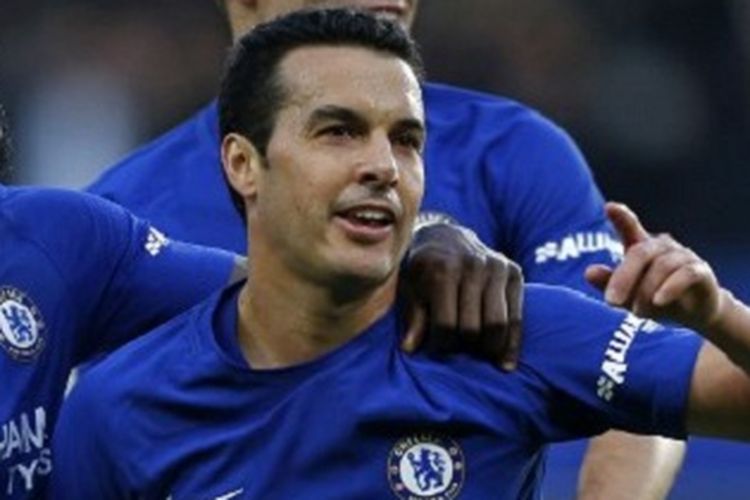 Gelandang Chelsea, Pedro Rodriguez, melakukan selebrasi bersama rekan setimnya, Victor Moses (kiri), seusai mencetak gol ke gawang Stoke City pada laga Premier League, di Stadion Stamford Bridge, Sabtu (30/12/2017).