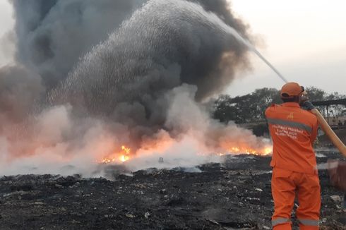 Kerugian akibat Kebakaran Pabrik Plastik di Kamal Ditaksir Capai Setengah Miliar