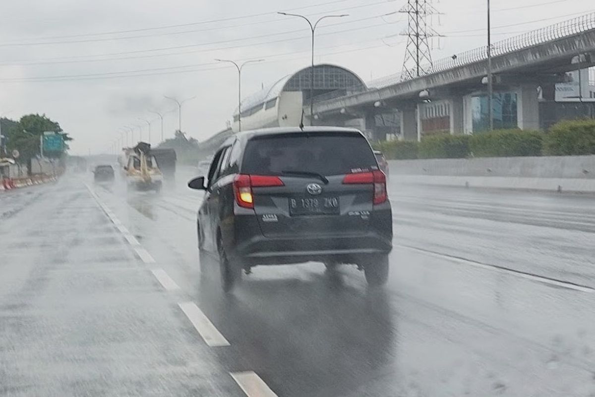 Ilustrasi berkendara saat hujan di jalan tol