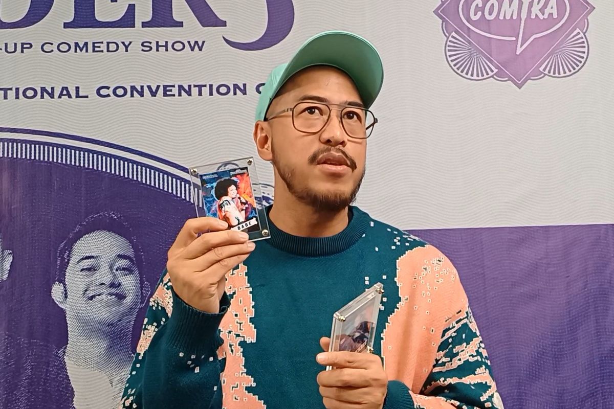 Komika Pandji Pragiwaksono mewakili Stand Up Comedy Indonesia mengumumkan akan melelang trading card foto almarhum Babe Cabita untuk kegiatan amal, ditemui di daerah Petogogan, Jakarta Selatan, Kamis (1/8/2024).