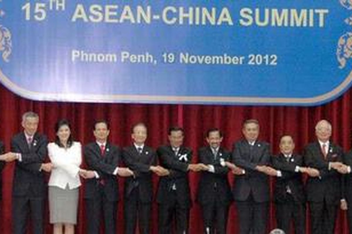 Para pimpinan negara-negara ASEAN berfoto bersama Perdana Menteri  China Wen Jiabao dalam pertemuan ASEAN-China di Peace Palace, Phnom Penh, Senin.  