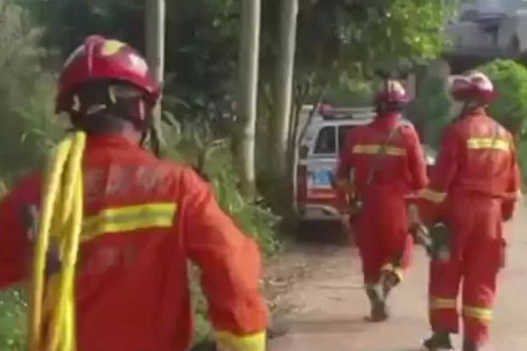 Stasiun televisi pemerintah menayangkan aksi regu SAR di lokasi kejadian.